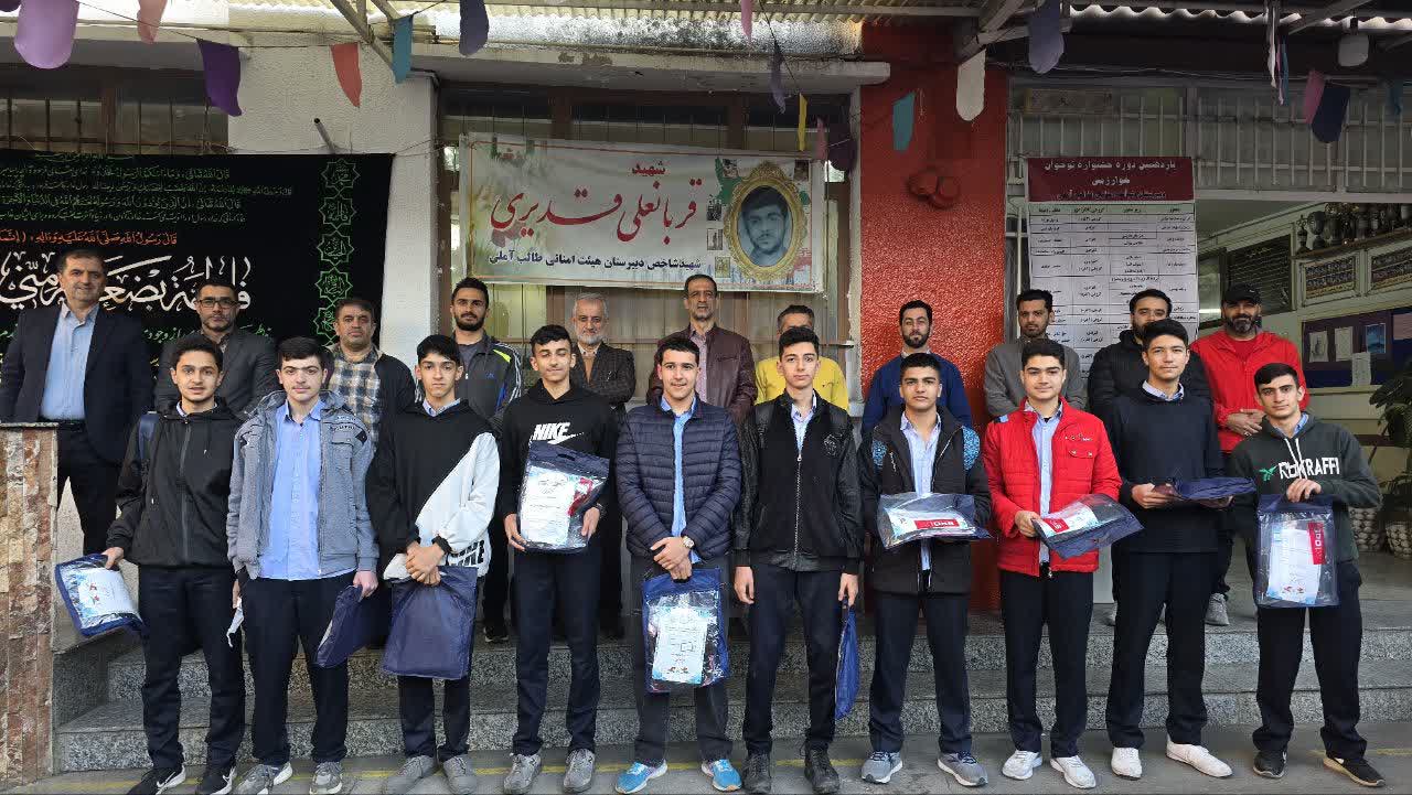 اهدای جایزه به قهرمانان تیم والیبال دبیرستان