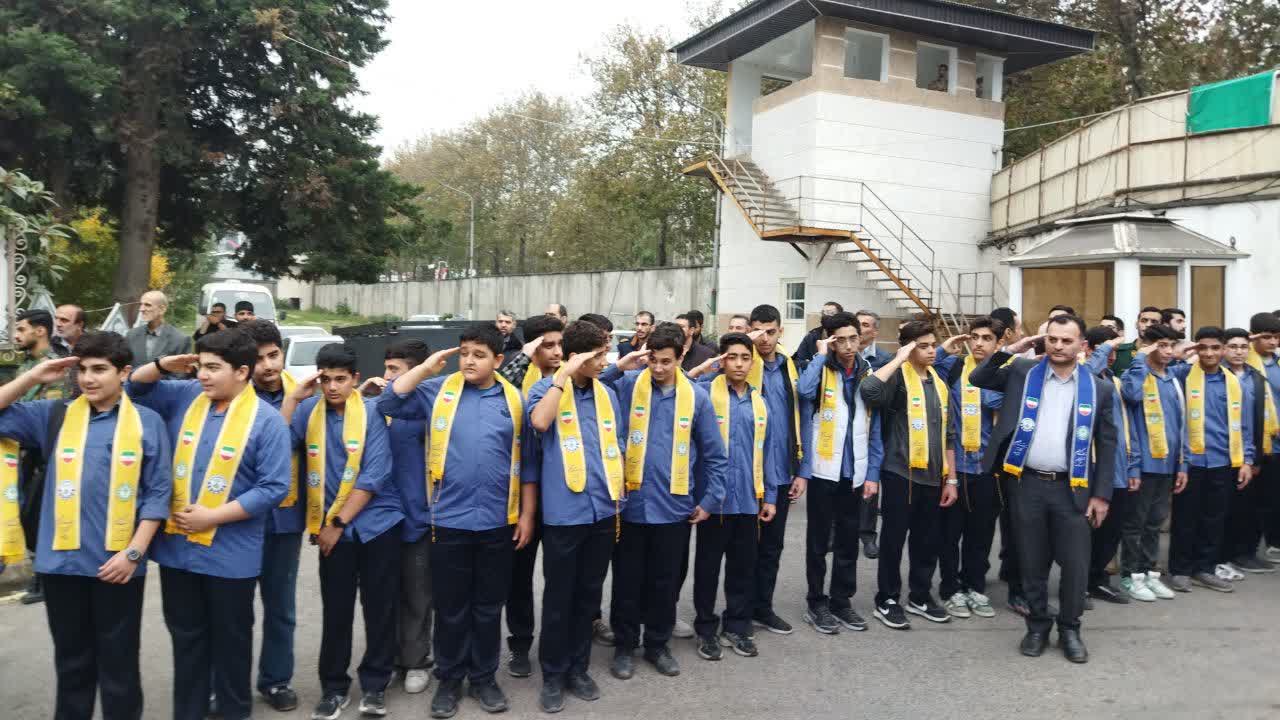 حضور دانش آموزان در مراسم بدرقه شهدا گمنام